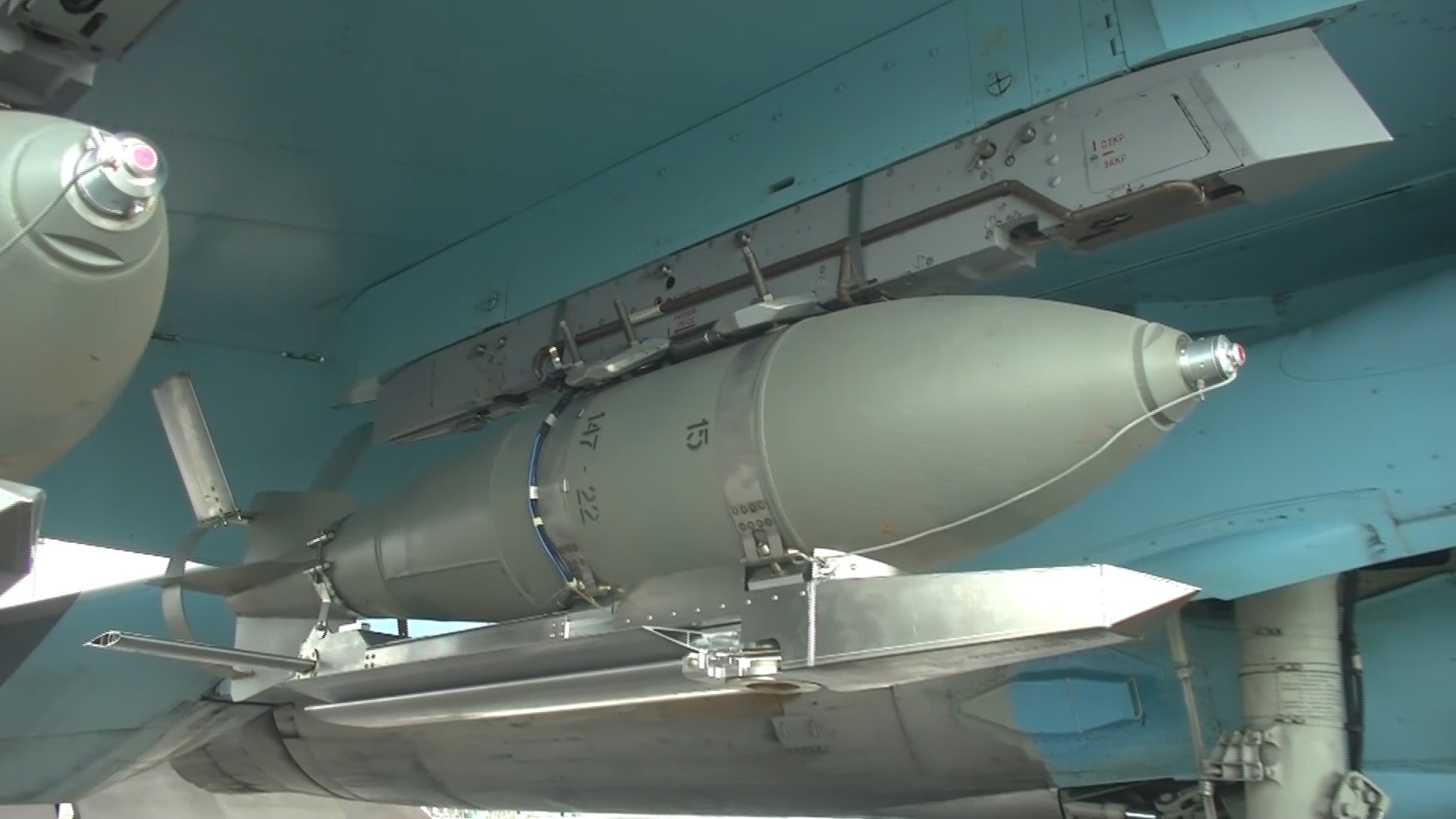Истребитель-бомбардировщик Су-34 ВКС России снаряжён фугасными авиационными бомбами ФАБ-500 с УМПК.