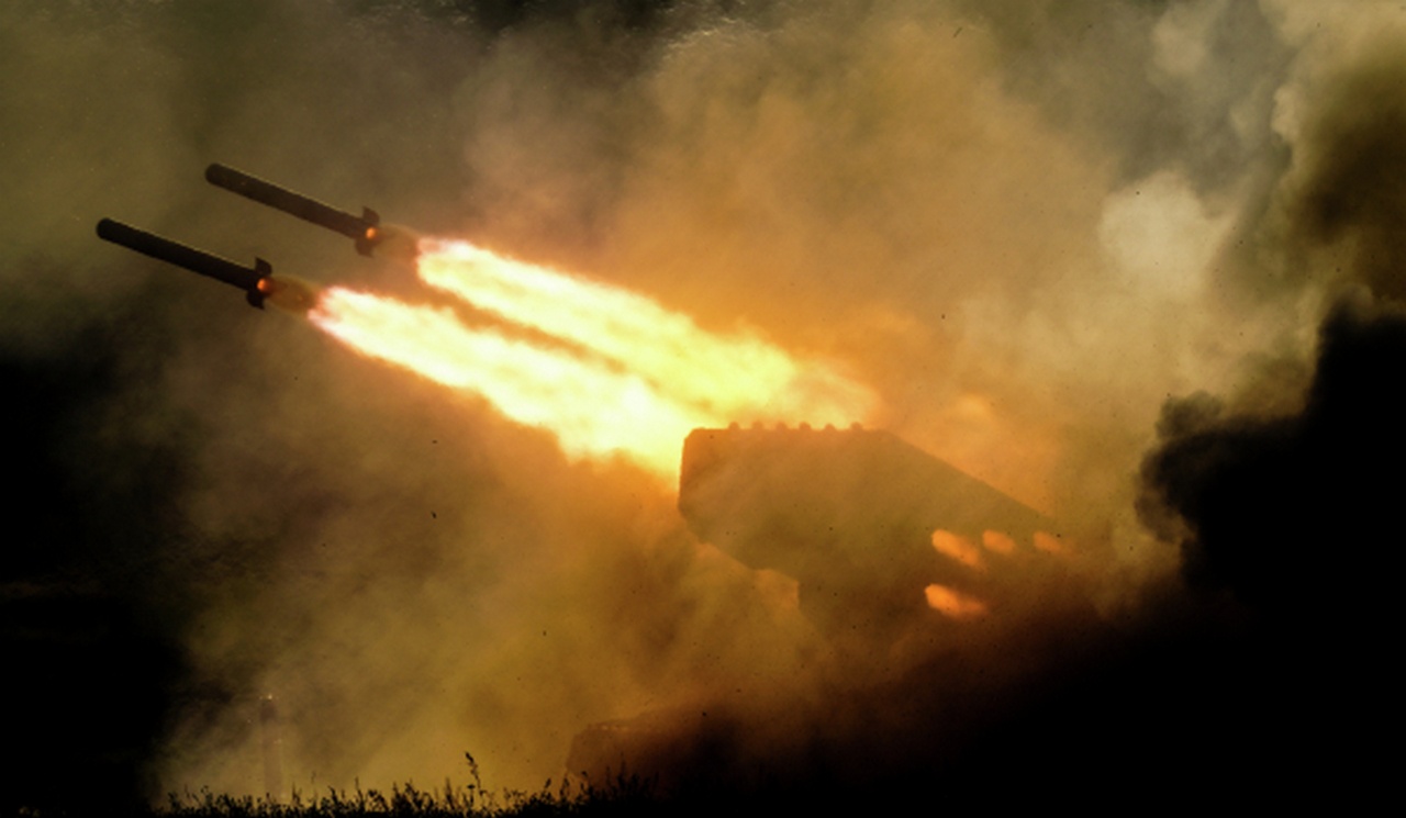 Работает тяжёлая огнемётная система залпового огня ТОС-1А «Солнцепёк».