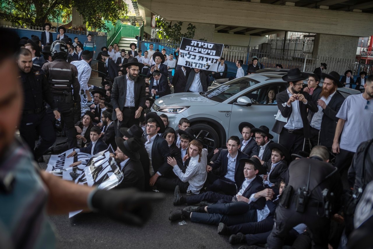 Ультраортодоксы блокируют дорогу, протестуя против законопроекта о военном призыве, 1 апреля 2024 г.