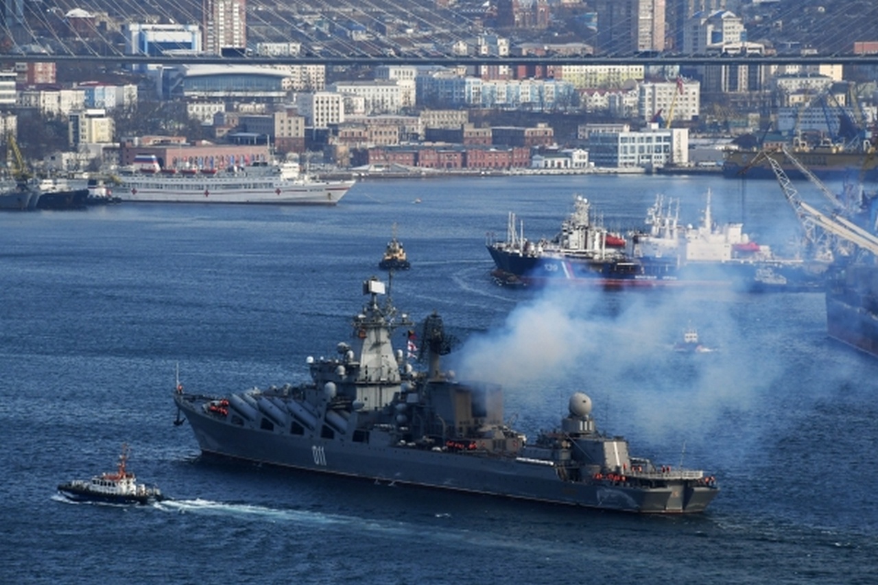 Корабли ТОФ и гражданские суда в бухте Золотой Рог находятся под присмотром.