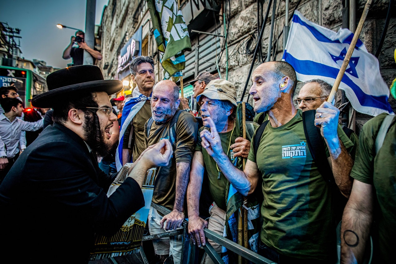 Участники движения «Братья по оружию», возглавляемого отставными военными, провели демонстрацию в ультраортодоксальном районе Иерусалима, призывая мужчин общины вступать в ЦАХАЛ.