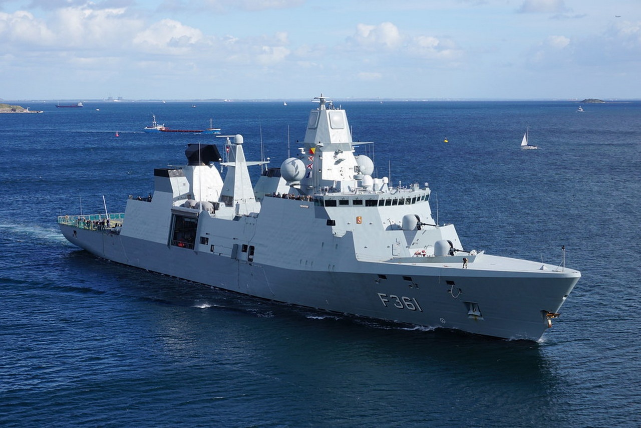 Фрегат королевских военно-морских сил Дании Iver Huitfeldt.