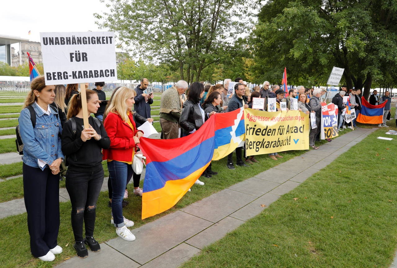 Армянские диаспоры по всему миру протестовали против сдачи Карабаха.