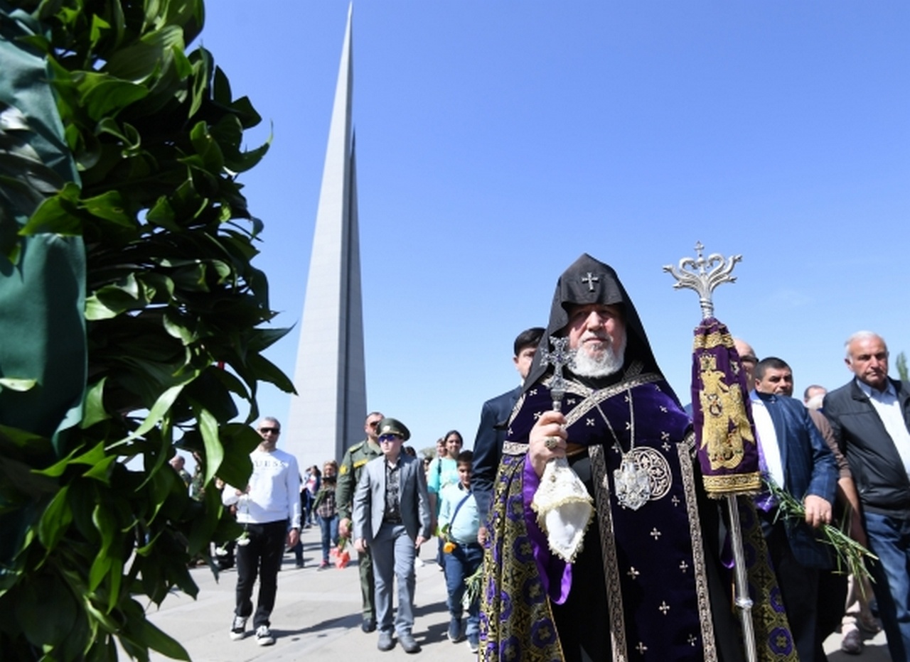 Католикос Гарегин II на торжественной церемонии возложения венков к мемориалу жертв геноцида армян.