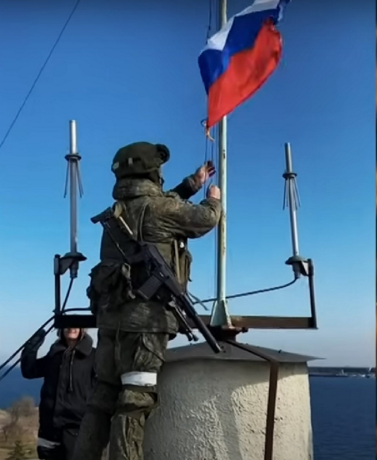 Российский триколор над дамбой придавал нашим бойцам сил.