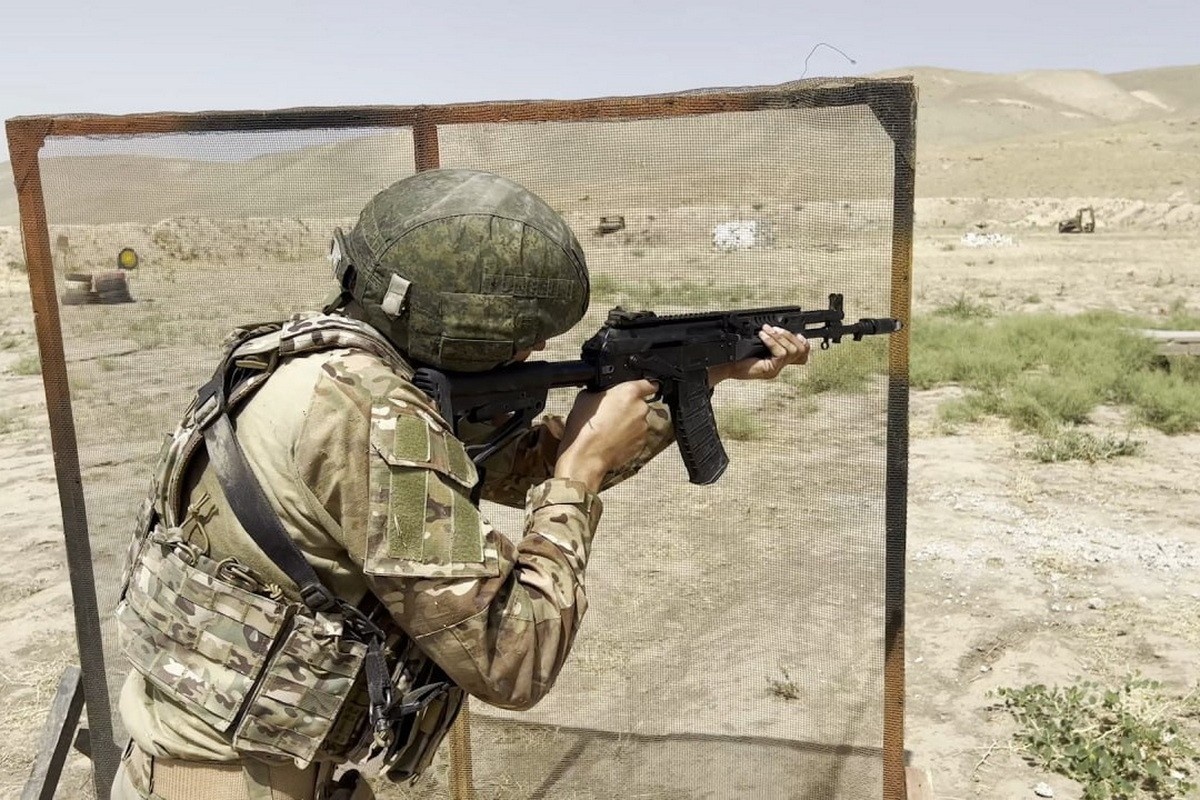 Мотострелки 201-й военной базы отразили атаку FPV-дронов условного противника на российские военные объекты в Таджикистане.