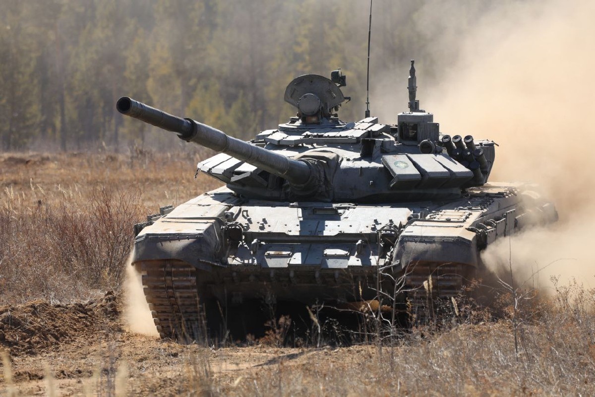 В Забайкалье почти тысяча курсантов учебного центра ВВО на танках Т-72Б сдали выпускные экзамены.