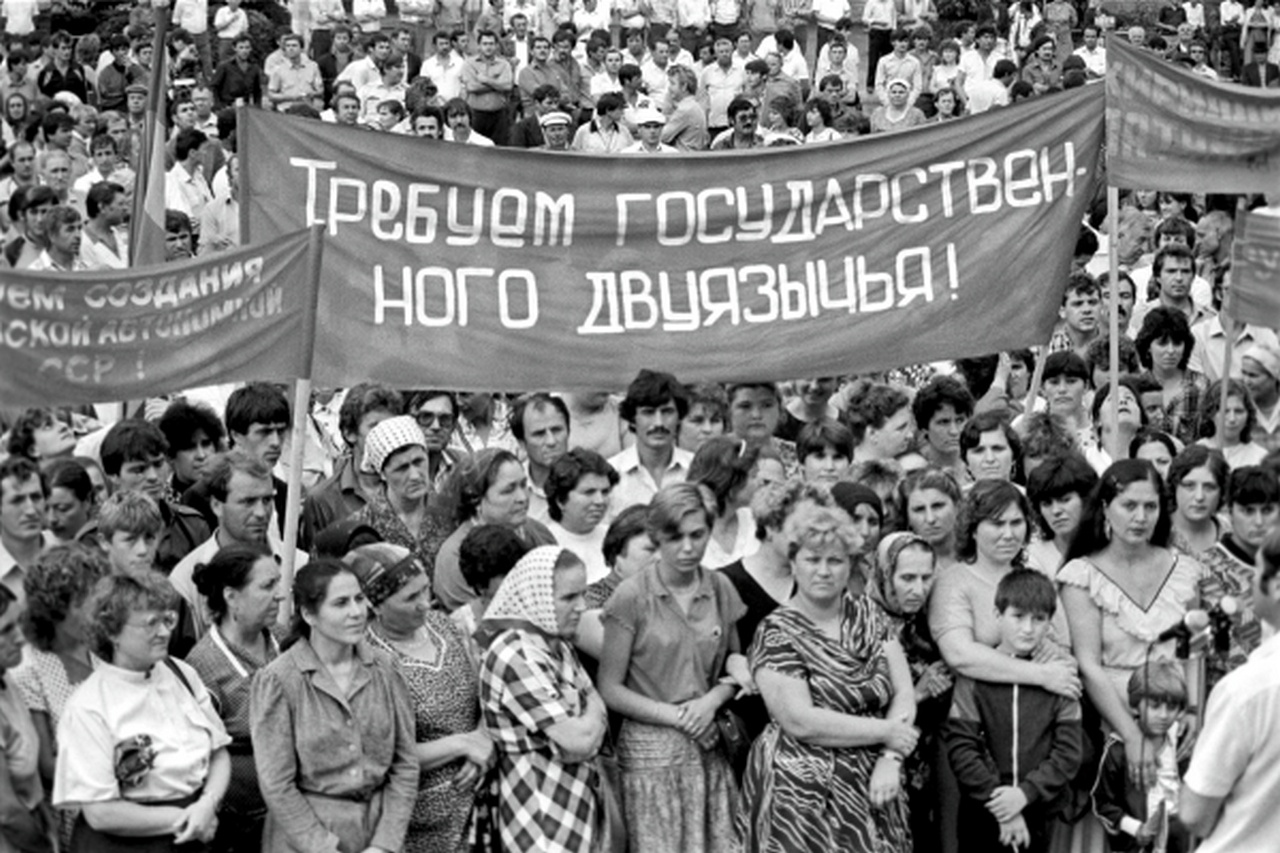 Участники митинга в Комрате - административном и культурном центре Гагаузии, являющейся автономным территориальным образованием на юге Молдавии, 1989 г.