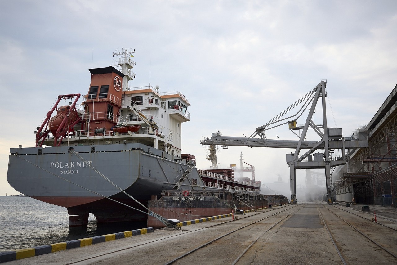 Погрузка зерна в Одесском порту. Какой груз повезёт это судно обратно?