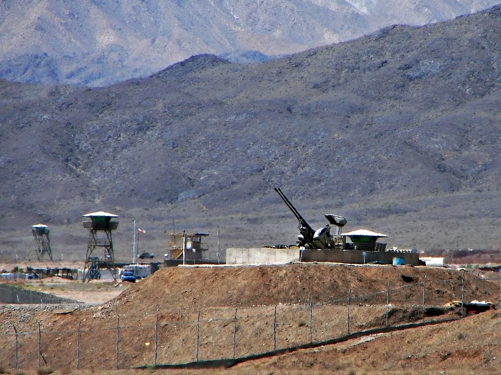 Зенитные орудия вблизи завода по обогащению урана в Нетензе.