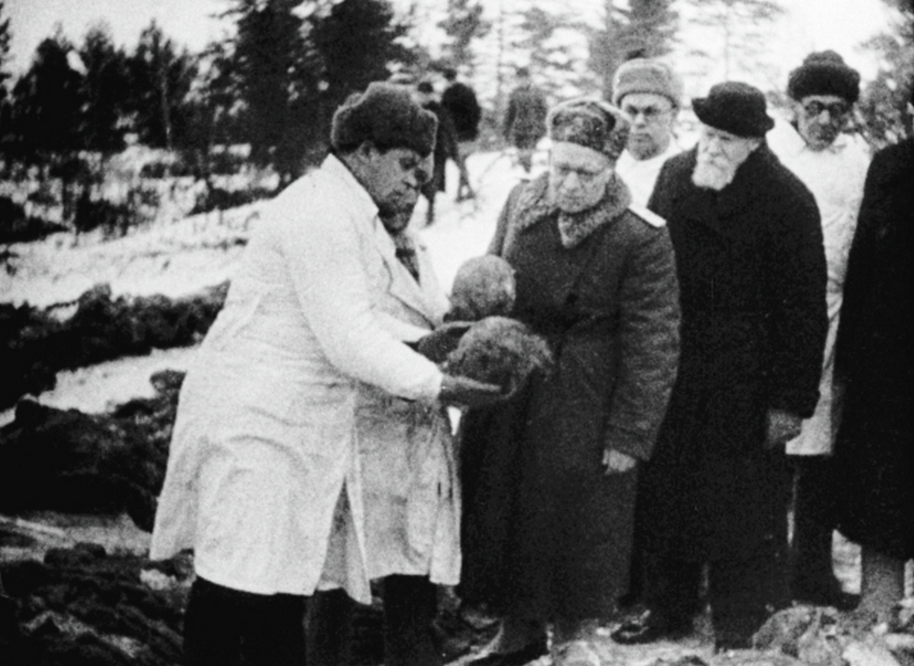 Комиссия академика Николая Бурденко работает на эксгумации могил в Катыни, декабрь 1943 г.