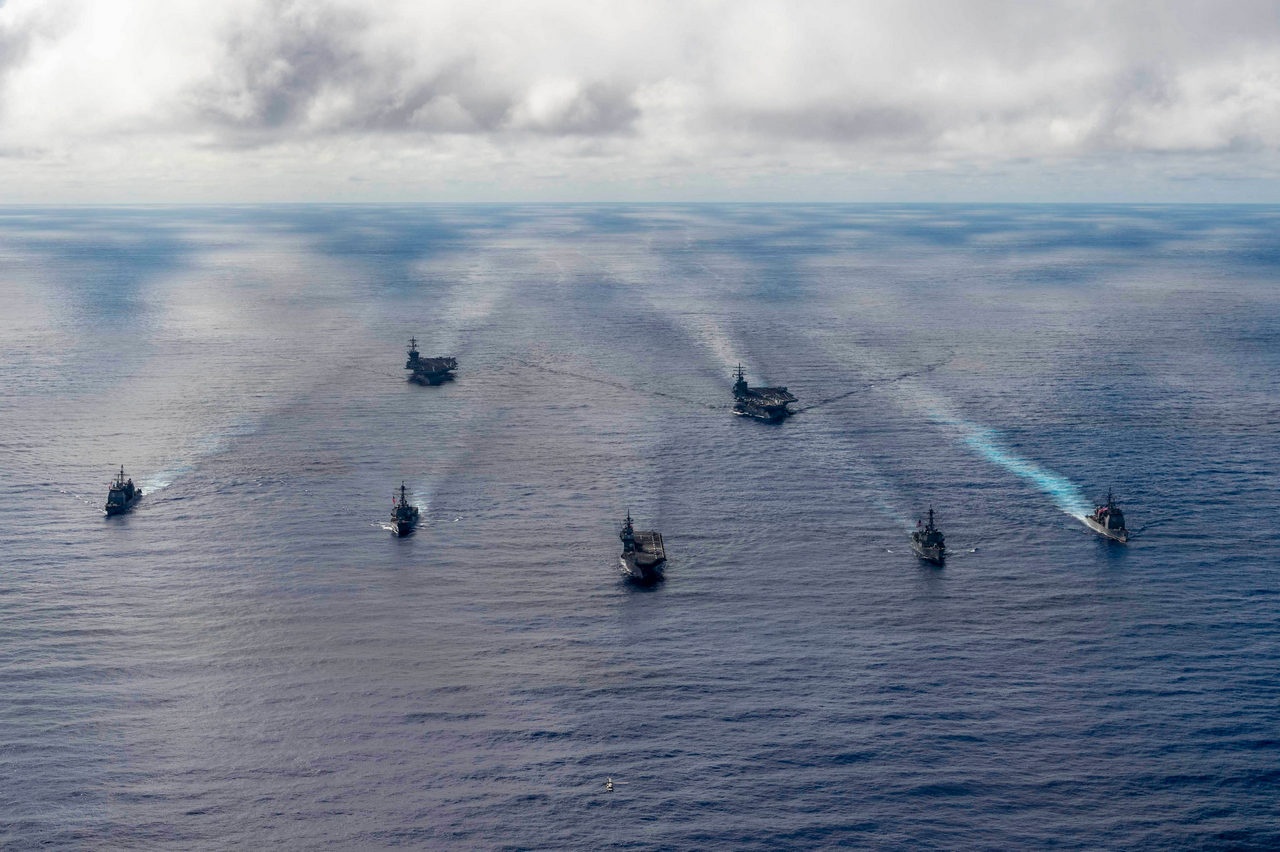 Объединённая американо-японская военно-морская группа на совместных учениях.