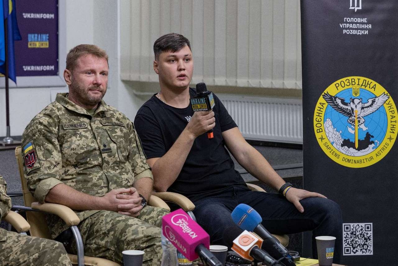 Кузьминов (справа) и офицер военной разведки Украины Артём Шевченко на пресс-конференции, 5 сентября 2023 г.