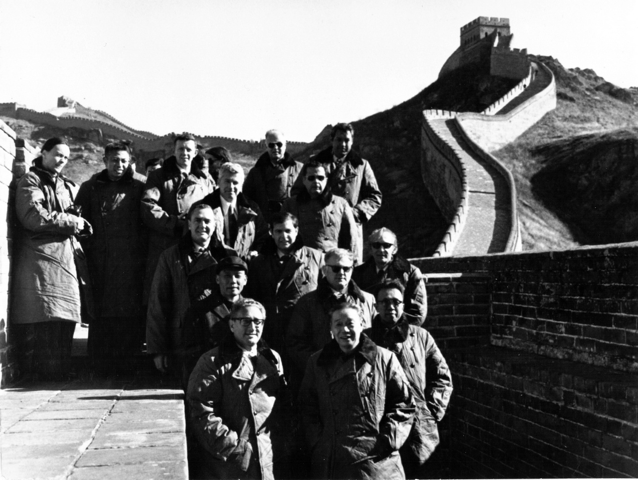 Генри Киссинджер (слева в первом ряду) на Великой Китайской стене, 22 октября 1971 г. 