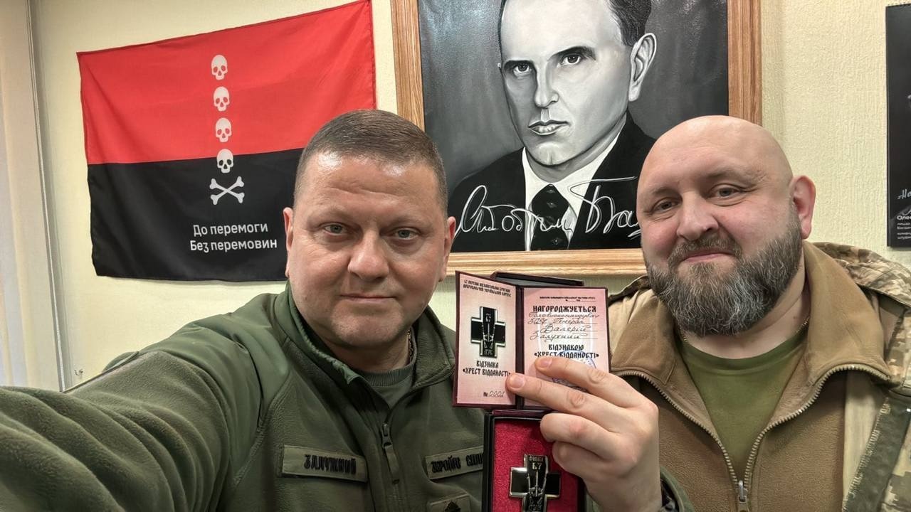 Валерий Залужный (слева) с Андреем Стемпицким, командиром фашистского «Правого сектора» в последние дни своего пребывания у власти.