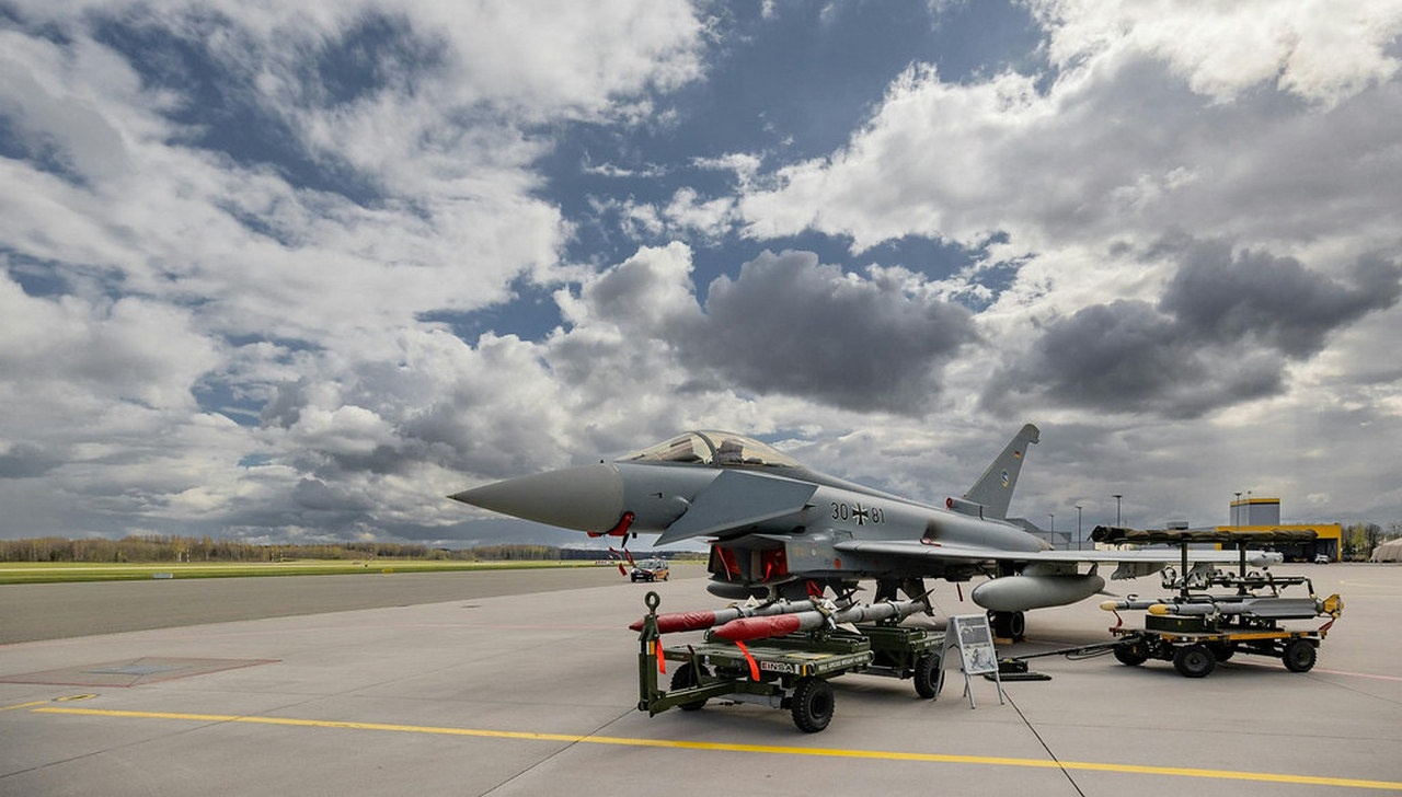Истребитель «Тайфун» ВВС Германии, который постоянно патрулирует балтийское небо, на взлётной полосе авиабазы Лиелварде в Латвии, 17 апреля 2024 г.