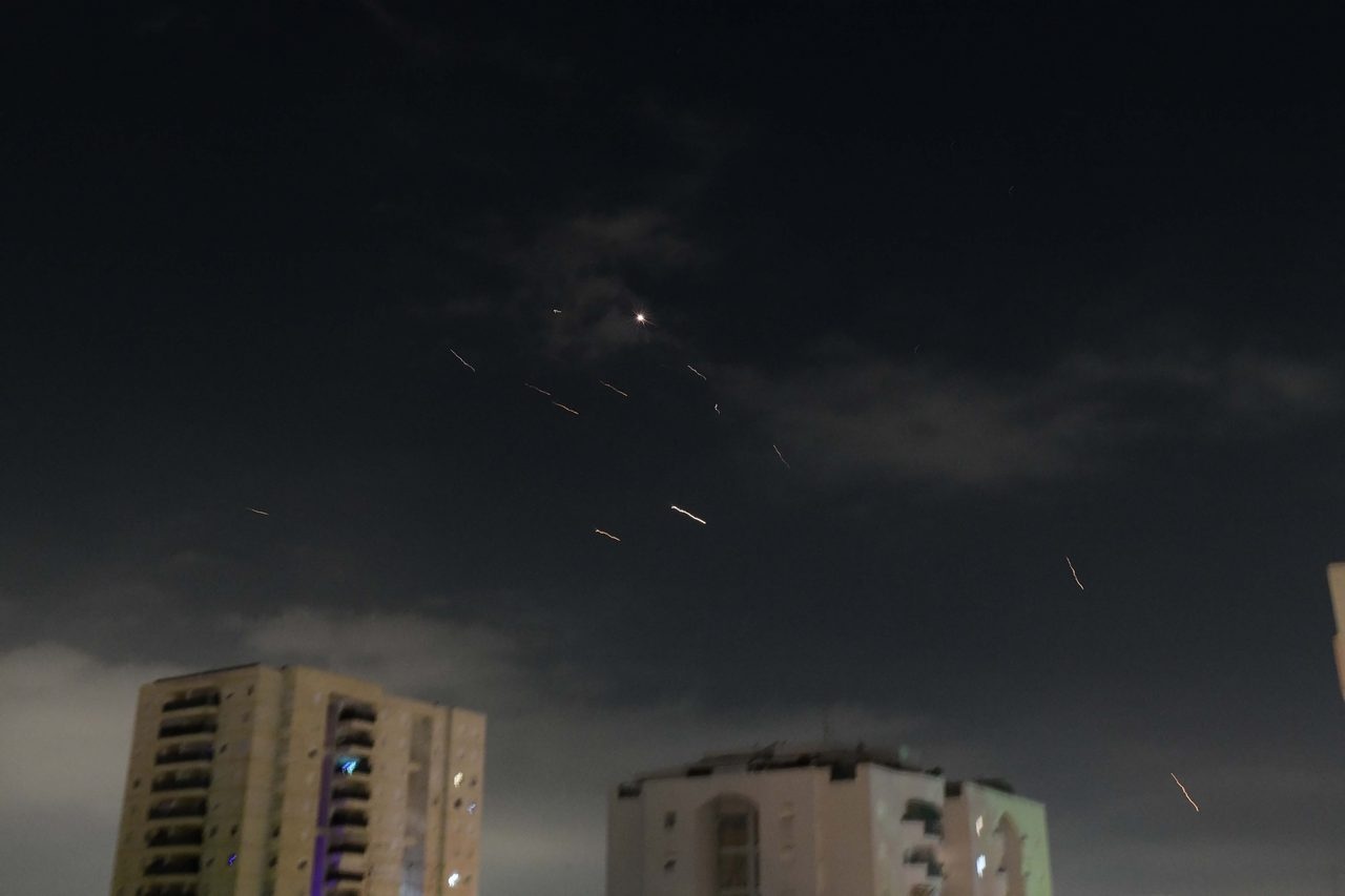 Вспышки взрывов в небе над Тель-Авивом, когда израильская противоракетная система перехватывала ракеты и беспилотники из Ирана, 14 апреля 2024 г.