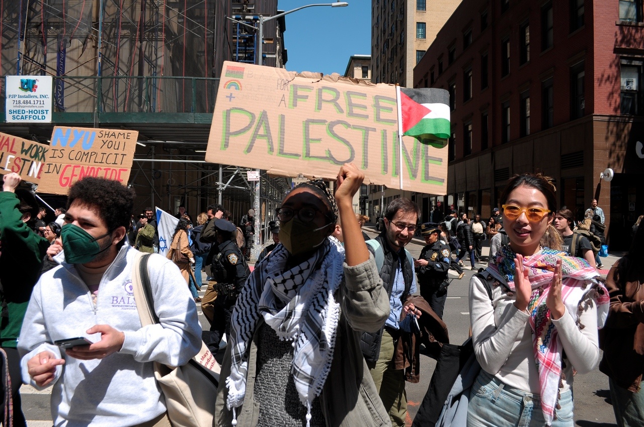 Пропалестинские демонстранты собрались у Центра для выпускников Городского университета Нью-Йорка, осуждая военные операции Армии обороны Израиля в секторе Газа, 22 апреля 2024 г.