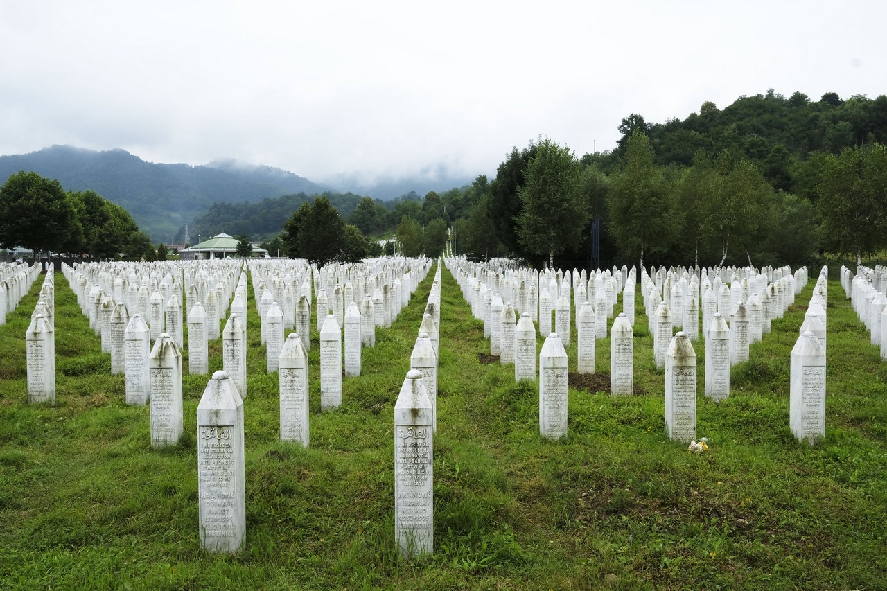 Сребреница, мемориальное кладбище в селе Поточари.