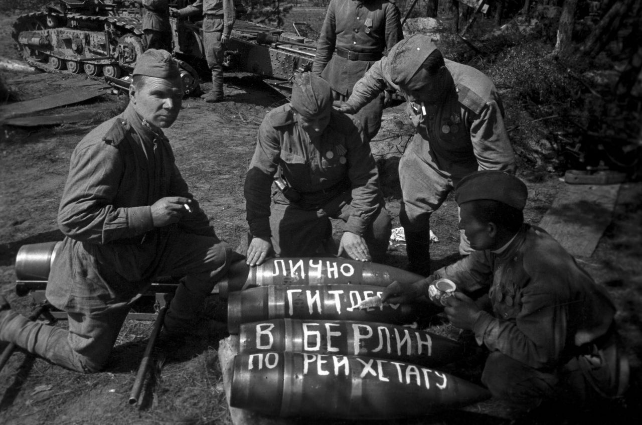 Советские артиллеристы пишут на снарядах «Гитлеру», «В Берлин», «По Рейхстагу». 