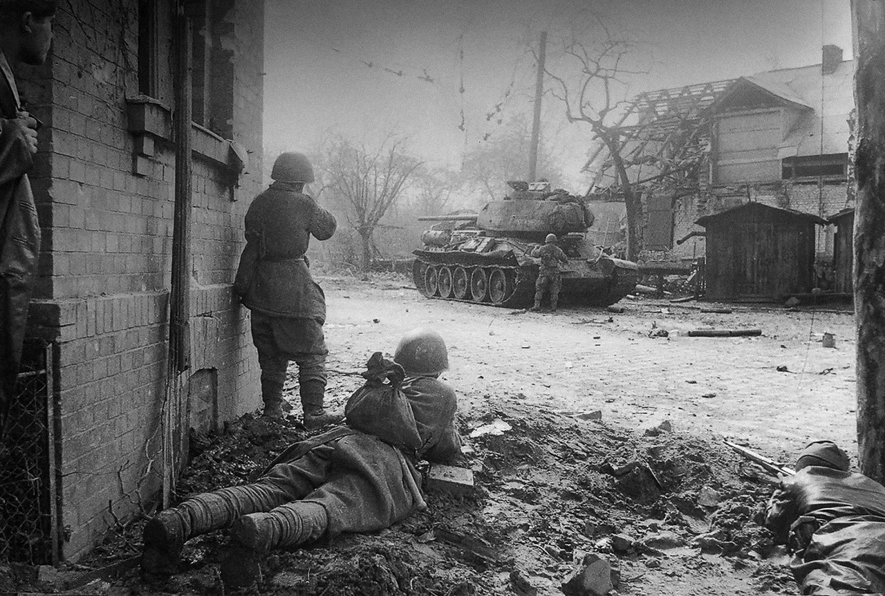 Советские пехотинцы и танкисты 3-й гвардейской танковой армии согласовывают действия во время боя в предместье Берлина.