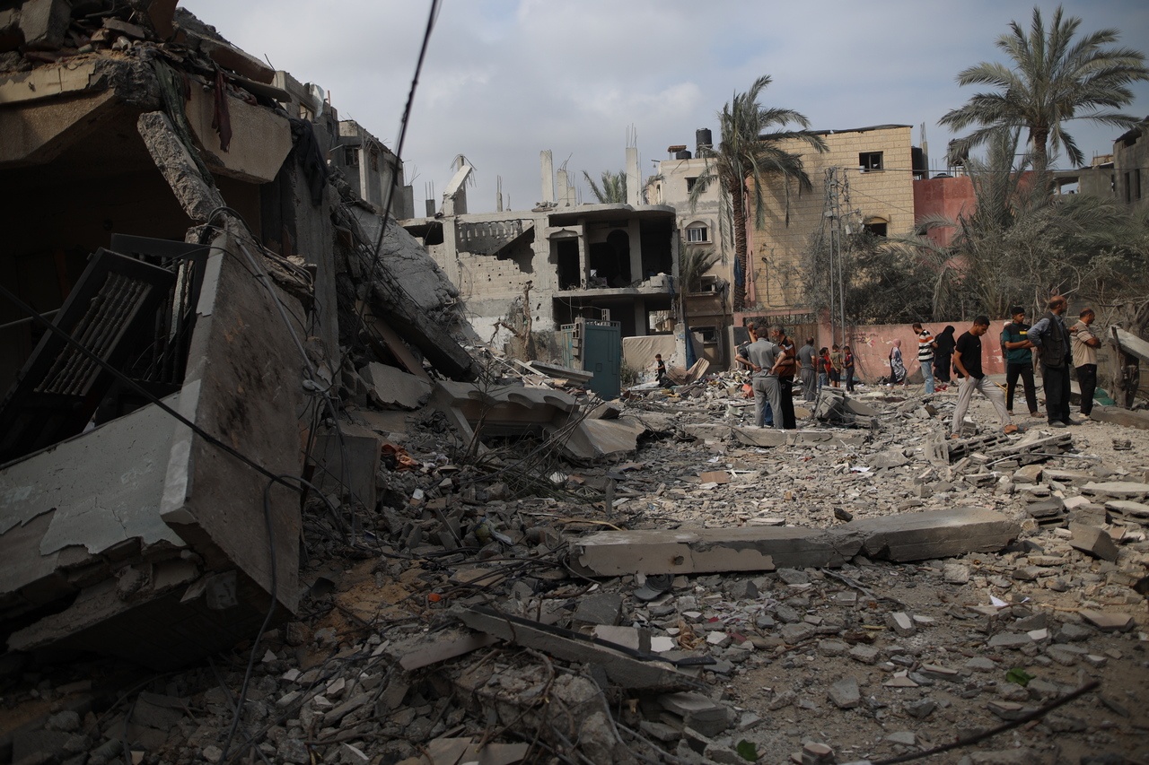 Среди обломков разрушенного дома в центре сектора Газа, 2 мая 2024 г.