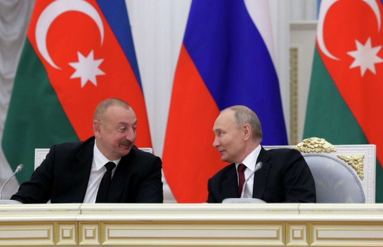 Президент РФ Владимир Путин и президент Азербайджана Ильхам Алиев сверили часы, 22 апреля 2024 г. 