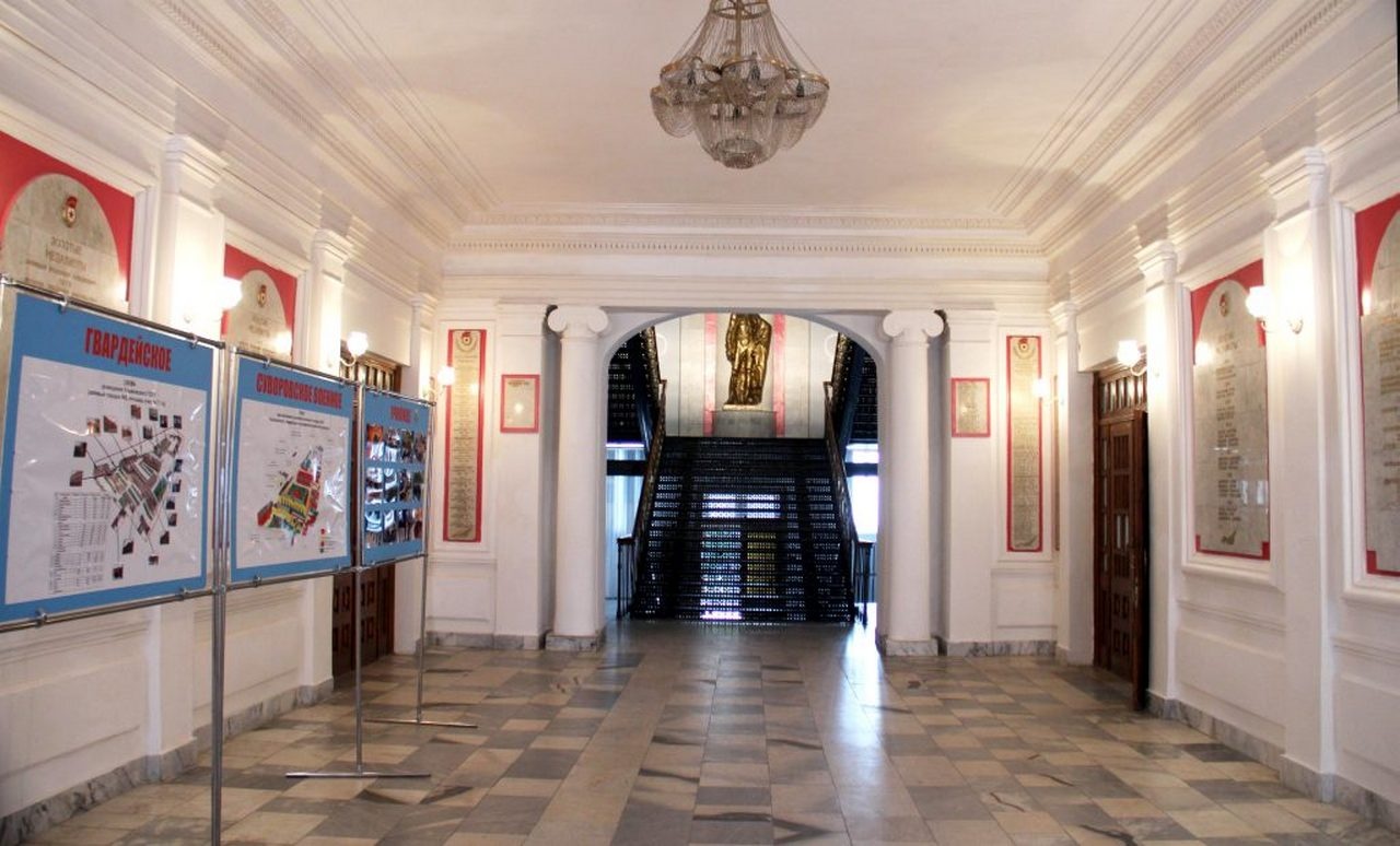 Главный вход в здание Ульяновского танкового училища, 2013 г.
