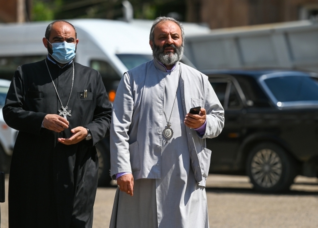 Глава Тавушской епархии Армянской апостольской церкви епископ Баграт Галстанян (справа) призывает полицию и народ к сохранению спокойствия.