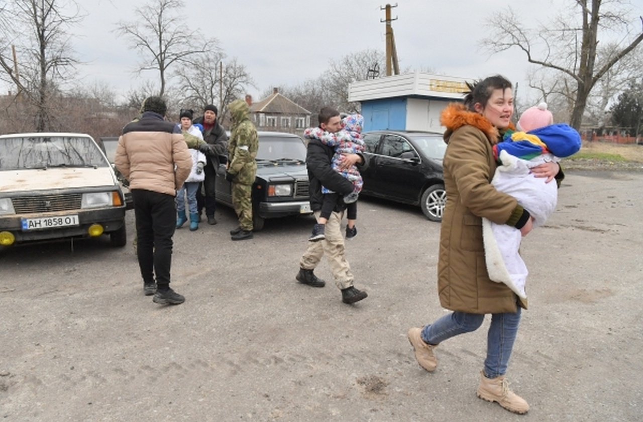 Беженцы из Мариуполя, которым удалось покинуть город несмотря на обстрелы, март 2022 г.