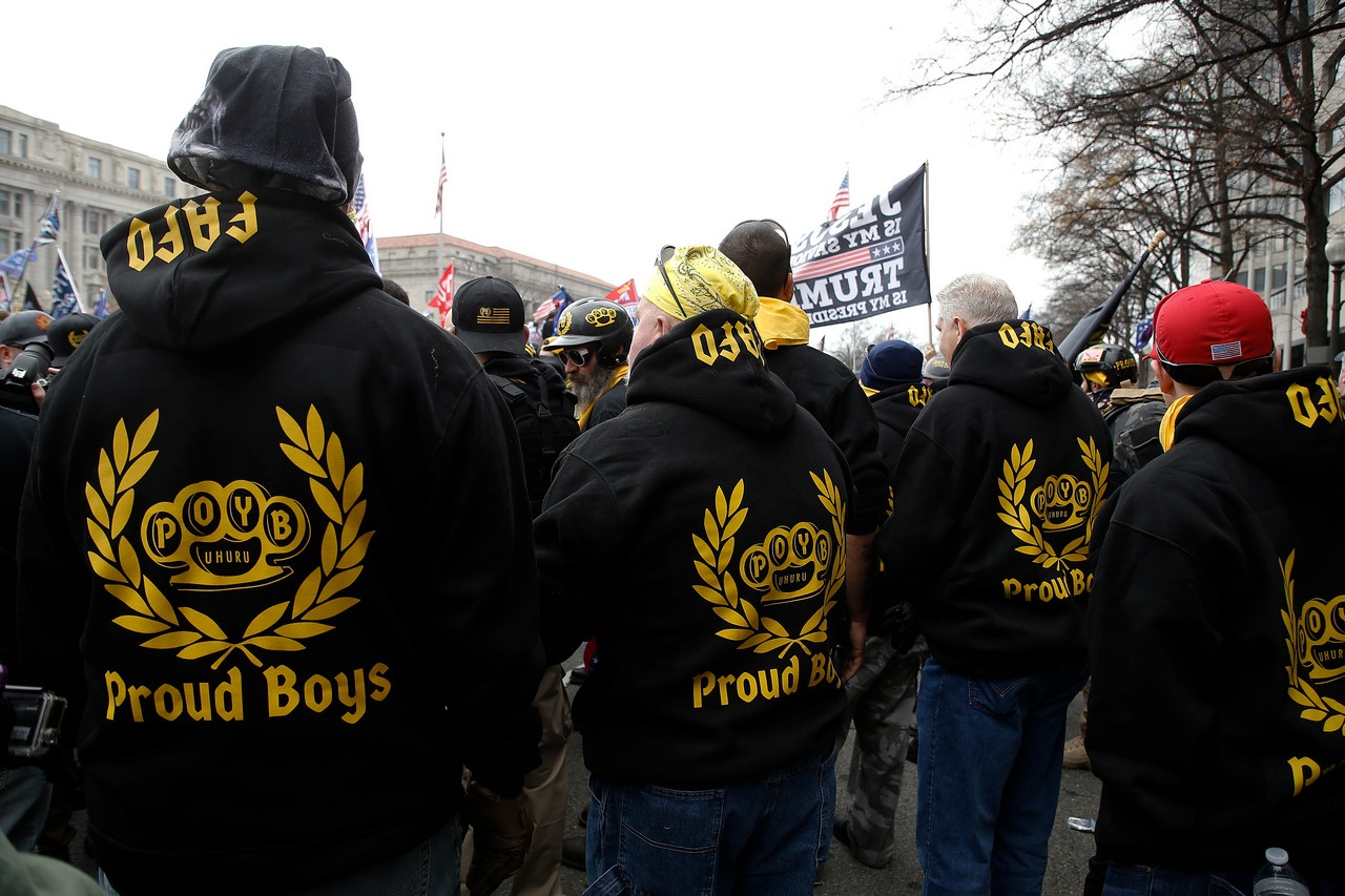 Члены группировка Proud Boys на улицах Вашингтона.