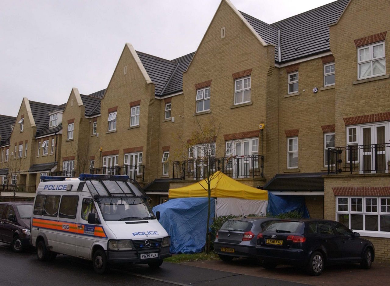 Дом Александра Литвиненко в Северном Лондоне проверяется на радиоактивное заражение в ходе расследования его смерти, 23 ноября 2006 г.