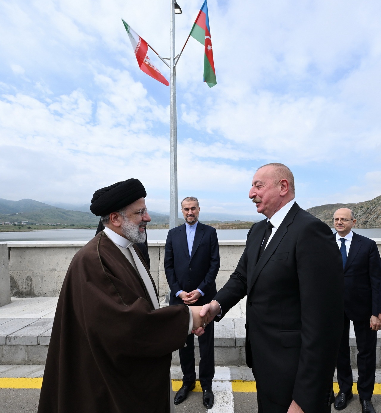 Президент Ирана Эбрахим Раиси, министр иностранных дел Хосейн Амир Абдоллахиян с Ильхамом Алиевым на границе с Азербайджаном 19 мая 2024 года, за несколько часов до катастрофы.