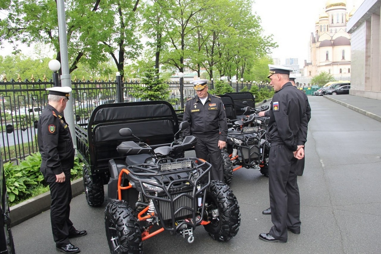 Представители военной прокуратуры ТОФ совместно с прокуратурой Чукотки передали партию квадроциклов для морских пехотинцев.