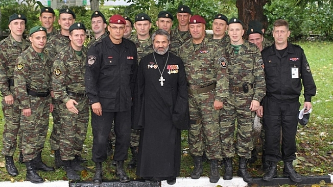 Иерей Андрей Шеломенцев с военнослужащими Российской армии