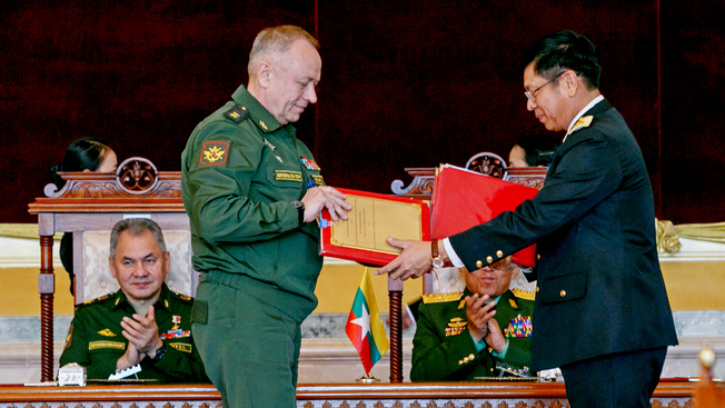 Заместитель министра обороны РФ генерал-лейтенант Александр Фомин и замминистра обороны Мьянмы контрадмирал Мьинт Нве
