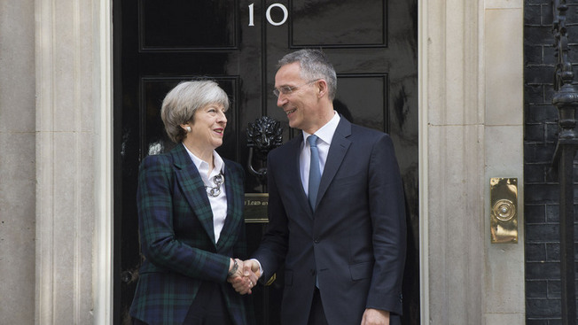 Встреча генерального секретаря Североатлантического союза Йенса Столтенберга и британского премьер-министра Терезы Мэй 10 мая 2017 г.