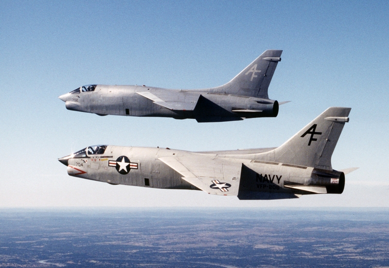 Американский истребитель палубного базирования Vought F-8 Crusader.