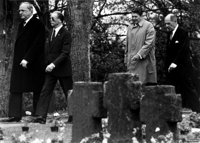 Гельмут Коль и Рональд Рейган на кладбище в Битбурге