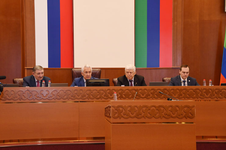 Заседание Народного собрания Дагестана, на котором Здунов (крайний справа) был избран председателем правительства РД