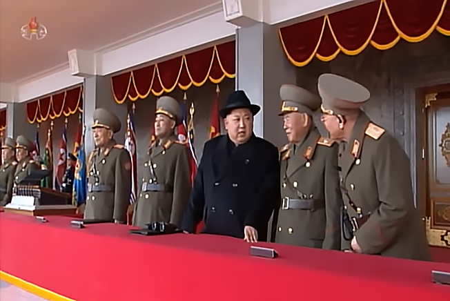 Лидер КНДР Ким Чен Ын принимает парад в честь 70-й годовщины создания Корейской народной армии