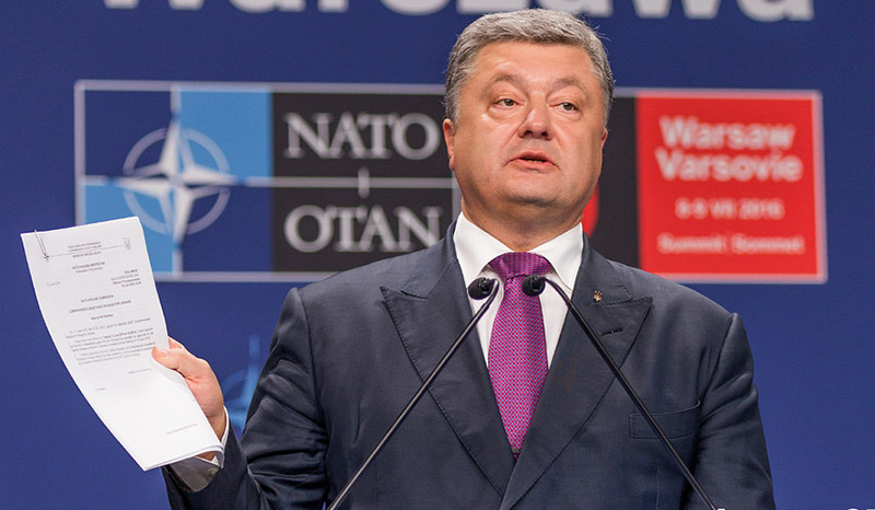 Президент Украины Петр Порошенко пообещал пожаловаться на Венгрию в НАТО