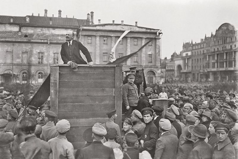 В.Ленин и Л.Троцкий на митинге перед солдатами Красной армии
