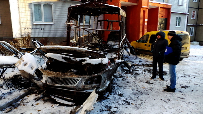 Сгоревший в результате артиллерийского обстрела микроавтобус в Кировском районе Донецка.