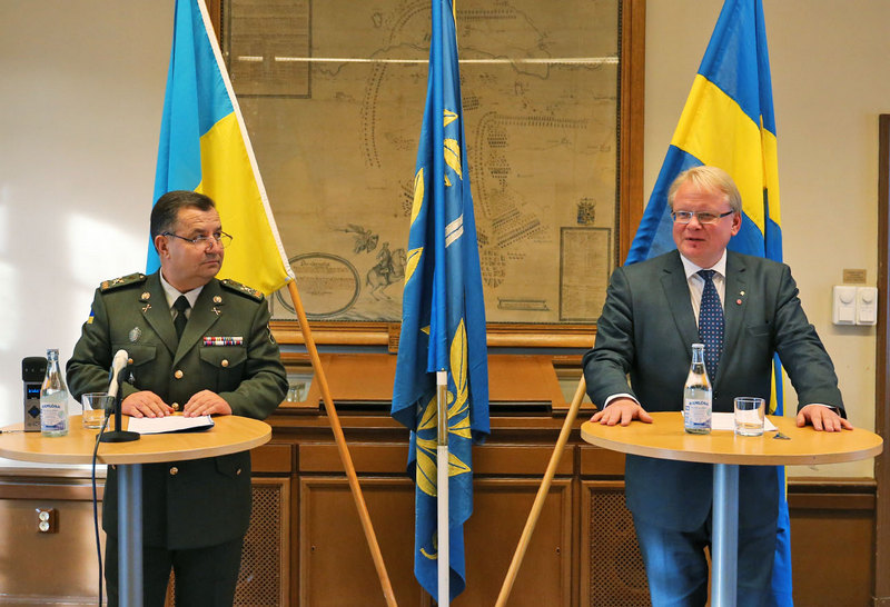 Министр обороны Украины генерал армии Украины Степан Полторак и министр обороны Швеции г-н Петер Хультквист