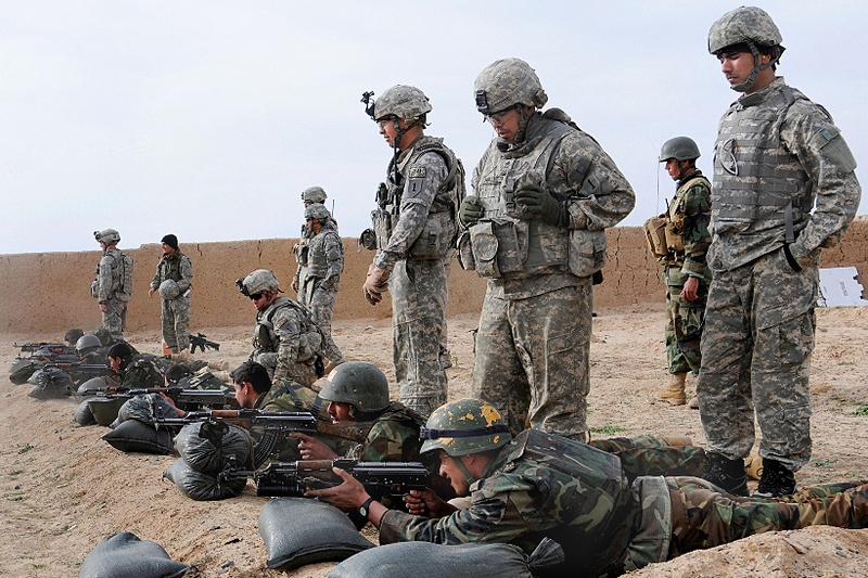 Американские инструкторы обучают бойцов афганской армии