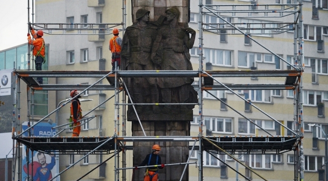 Демонтаж памятника благодарности Красной армии в Щецине