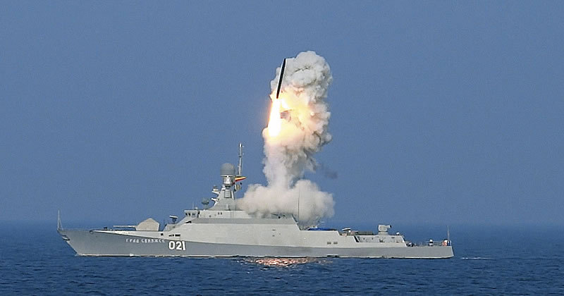 Запуск крылатой ракеты во время операции ВС РФ в Сирии с корабля 