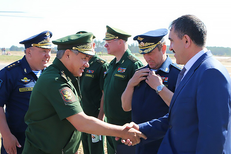 Глава Ингушетии Юнус-Бек Евкуров с министром обороны Сергеем Шойгу