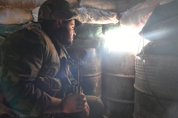 Солдат сирийской армии на линия разграничения в пригороде Дамаска Восточная Гута.